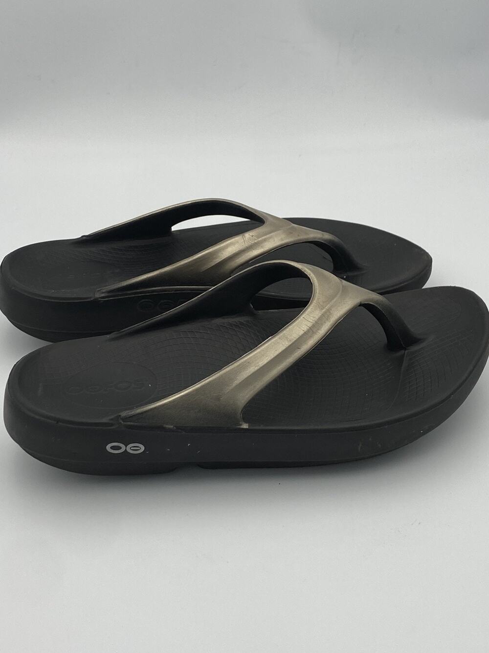 Oofos Sandals Womens Size 8 OOlala Luxe Recovery Silver Metallic Straps Flip